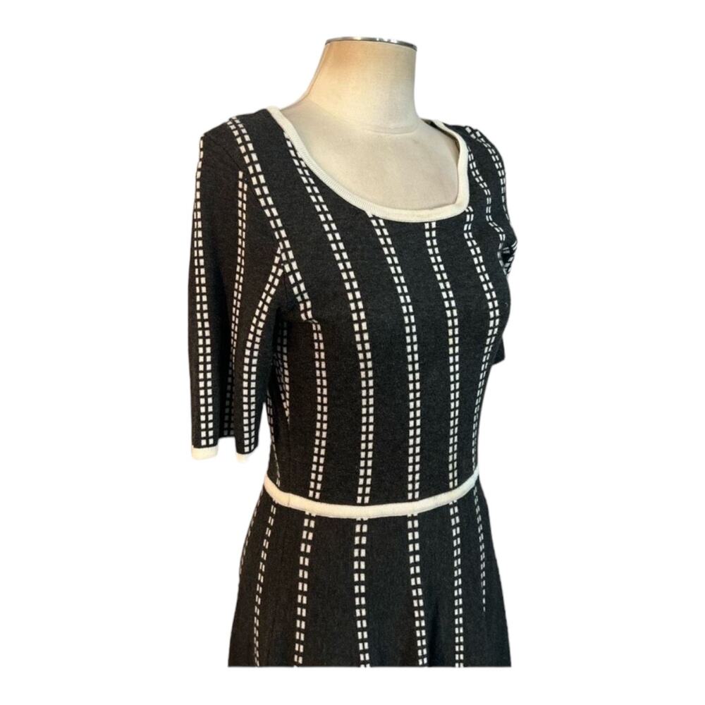 NWT Gabby Skye Knit Gray & White dress with flows at the bottom hem size large - Picture 4 of 10